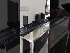 Cửa phòng trưng bày